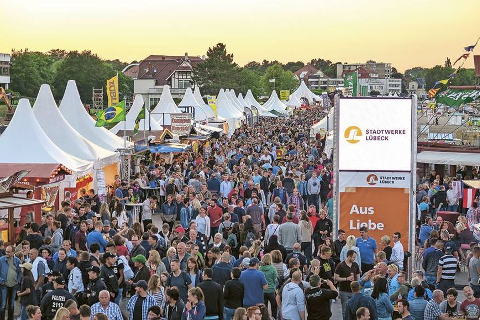 Die Strandallee lädt an den zehn TW-Tagen zum Schlendern, Schlemmen und Shoppen ein. (Foto: segel-bilder.de)