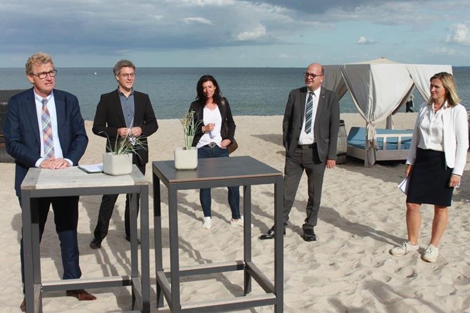 Bernd Buchholz, André Rosinski, Bettina Schäfer, Jörg Weber und Katja Lauritzen (v. lks.) beim Gespräch am Strand von Scharbeutz.