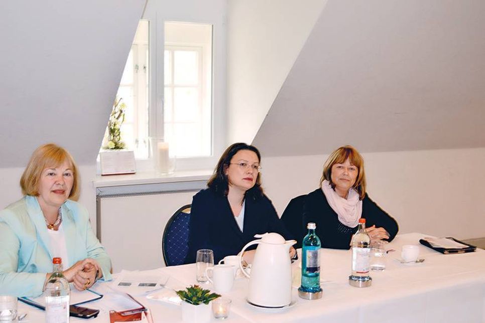 Geduldigt nahmen Bettina Hagedorn, Andrea Nahles und Sandra Redmann die Fragen aus dem Publikum entgegen.
