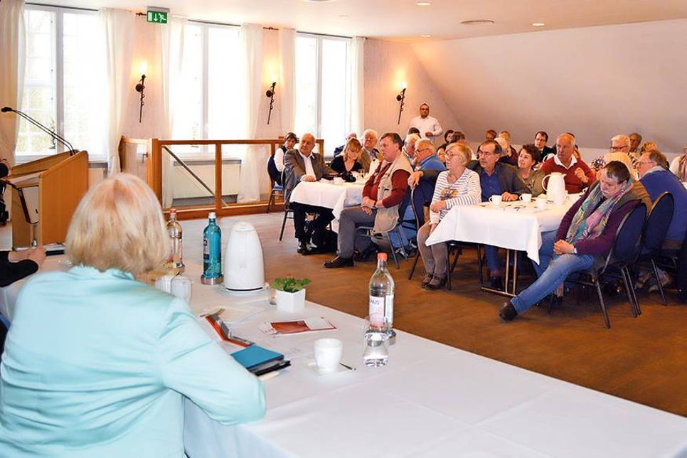 Rund 50 Interessierte aus dem Umland hatten sich im Herrenhaus eingefunden, um den Ausführungen der Bundesministerin zuzuhören.