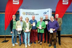 von links: Birgit Kamrath-Beyer (1.Vorsitzende KSV OH), Uwe Dühring (TSV Malente) Elsbeth Steffen (NTSV Strand 08) Heiko Marsen (TSV Lensahn) Elke Resthöft (SV Fehmarn) Jürgen Ernst (PSV Eutin) Uwe Hardt (SV Fehmarn) Günter Frentz (KSV OH). ©LSV/Frank Peter