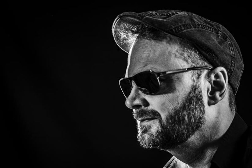 Sänger und Gitarrist Thorben „TJ“ Jeschkeit von TJs Groovy Tunes bringt mit seiner Band rockige Rhythmen und groovige Klassiker auf die Schwimmbadwiese in Kellenhusen.