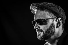 Sänger und Gitarrist Thorben „TJ“ Jeschkeit von TJs Groovy Tunes bringt mit seiner Band rockige Rhythmen und groovige Klassiker auf die Schwimmbadwiese in Kellenhusen.