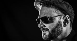 Sänger und Gitarrist Thorben „TJ“ Jeschkeit von TJs Groovy Tunes bringt mit seiner Band rockige Rhythmen und groovige Klassiker auf die Schwimmbadwiese in Kellenhusen.