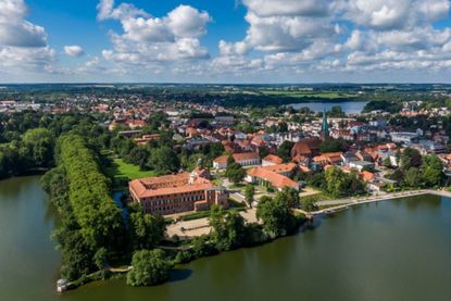 Welche Beziehung der Eutiner Schlossgarten zu der Freimaurerloge „Zum Goldenen Apfel“ hat, verrät der Vortrag von Uwe Muchow.