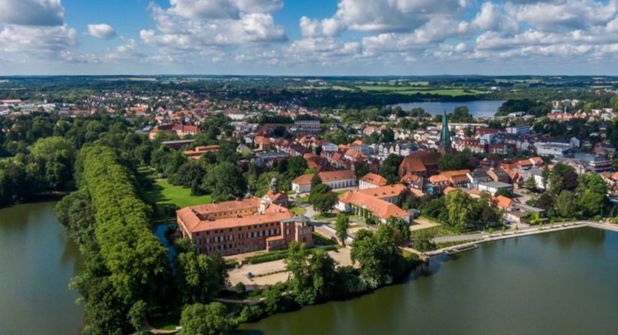 Welche Beziehung der Eutiner Schlossgarten zu der Freimaurerloge „Zum Goldenen Apfel“ hat, verrät der Vortrag von Uwe Muchow.