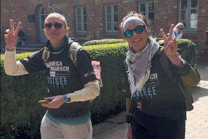 Nach einem Zwischenstopp am Kloster Cismar machten sich diese beiden Teilnehmerinnen gut gelaunt auf den weiteren Weg.