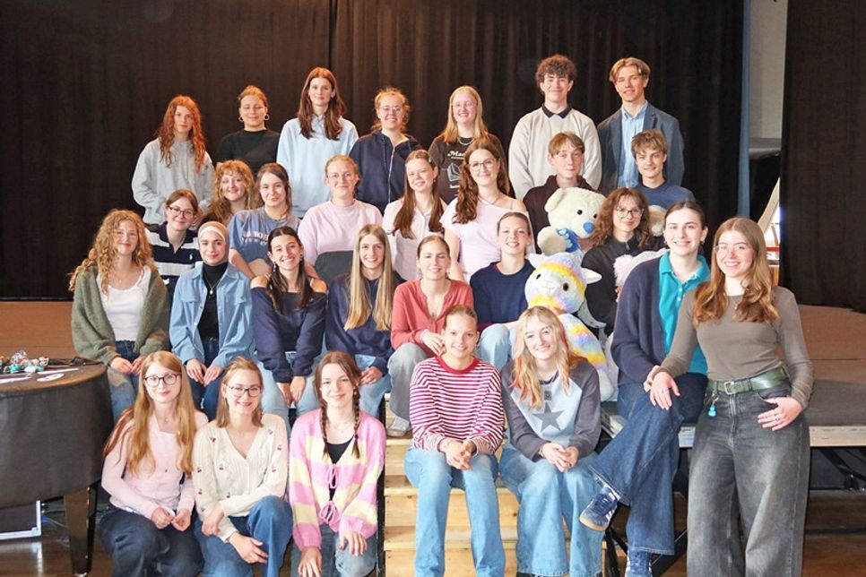 Es geht los: Das Ensemble der Theater-AG freut sich auf die Aufführungen.in der Aula der Voß-Schule.
