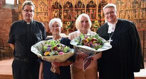 Pastor Burghard Kiersch, Marita Bergeest, Beate Ruge und Propst Dirk Süssenbach (v. lks.). (Foto: KKOH/Heinen)
