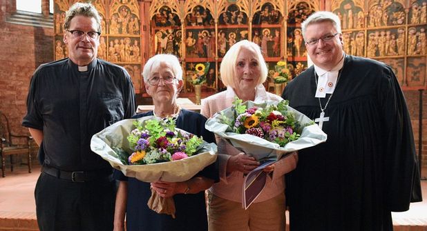 Pastor Burghard Kiersch, Marita Bergeest, Beate Ruge und Propst Dirk Süssenbach (v. lks.). (Foto: KKOH/Heinen)