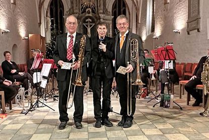 Frau Sabine Hettich ehrte die Posaunisten Herrn Stefan Lindner und Herrn Karsten Kuczewski in einem kleinen Festakt mit der goldenen Bläsernadel.
