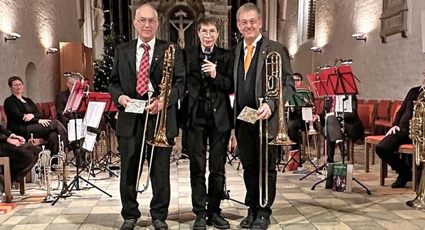 Frau Sabine Hettich ehrte die Posaunisten Herrn Stefan Lindner und Herrn Karsten Kuczewski in einem kleinen Festakt mit der goldenen Bläsernadel.