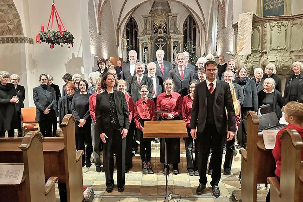 Die Kantorei mit Jugendchor sowie Annemarie und Matthias Voget im Vordergrund.