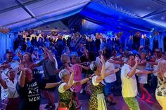 Im großen Festzelt am Eventgelände hinter den Fischerbuden wird zünftig gefeiert.
