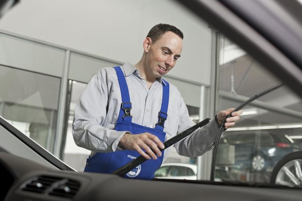 Die Wischerblätter sollten je nach Nutzungsfrequenz einmal im Jahr erneuert werden.
