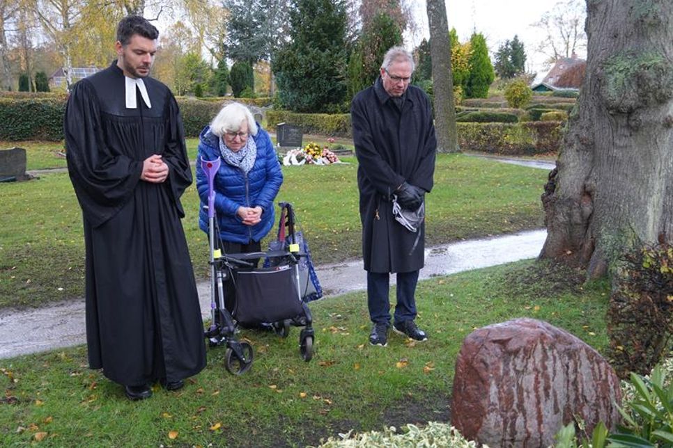 Gedachten der verstorbenen Kinder aus dem „Kinderheim Ost“: Pastor Hans Hillmann, Zeitzeugin Heinke Nitz und Bürgervorsteher Klaus Winter (v. lks.).