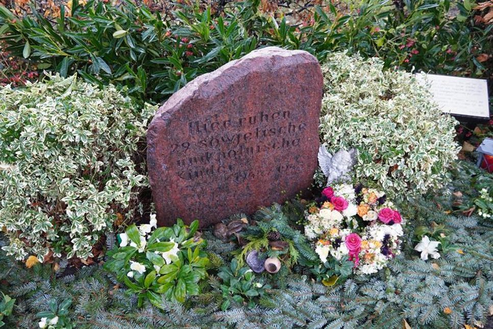 Grabstein für die verstorbenen polnischen und sowjetischen Kinder auf dem Friedhof Lensahn.