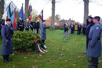 Kranzniederlegung auf dem Ehrenfriedhof der Kriegsopfer.