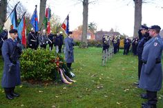 Kranzniederlegung auf dem Ehrenfriedhof der Kriegsopfer.