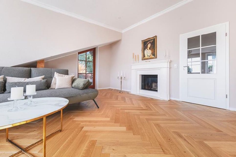 Fu¨nf Parkett- und Bodenleger sowie ein Bodenleger, alles Experten mit langjähriger Berufserfahrung, sorgen fu¨r ausgezeichnete Arbeit bei der Verschönerung von Böden.