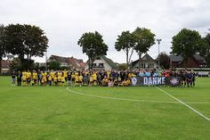 Die BVB-Traditionsmannschaft, die Bundesliga Allstars und die Gastro-Kicker standen in Grömitz gemeinsam für den guten Zweck auf dem Platz.