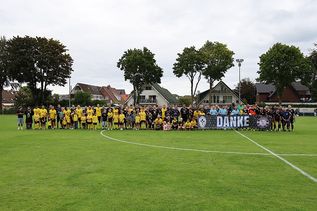 Die BVB-Traditionsmannschaft, die Bundesliga Allstars und die Gastro-Kicker standen in Grömitz gemeinsam für den guten Zweck auf dem Platz.