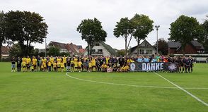 Die BVB-Traditionsmannschaft, die Bundesliga Allstars und die Gastro-Kicker standen in Grömitz gemeinsam für den guten Zweck auf dem Platz.