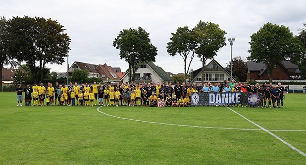 Die BVB-Traditionsmannschaft, die Bundesliga Allstars und die Gastro-Kicker standen in Grömitz gemeinsam für den guten Zweck auf dem Platz.
