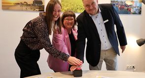 Per symbolischem Knopfdruck starten Landrat Timo Gaarz, Liane Schnee und Lisa-Marie Haafke (v. re.) von der Koordinierungsstelle für Integration und Teilhabe des Kreises Ostholstein die Integreat App. Die mehrsprachige App bündelt wichtige Informationen zu Behörden, Beratung, Gesundheit, Bildung, Arbeit und weiteren Angeboten und erleichtert neu zugewanderten Menschen den Start in Ostholstein.