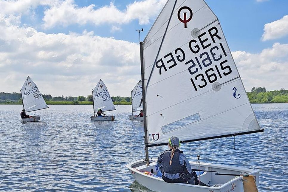 Jeweils drei Stunden waren die jungen Segler zwischen den Tonnen auf dem Lanker See unterwegs.