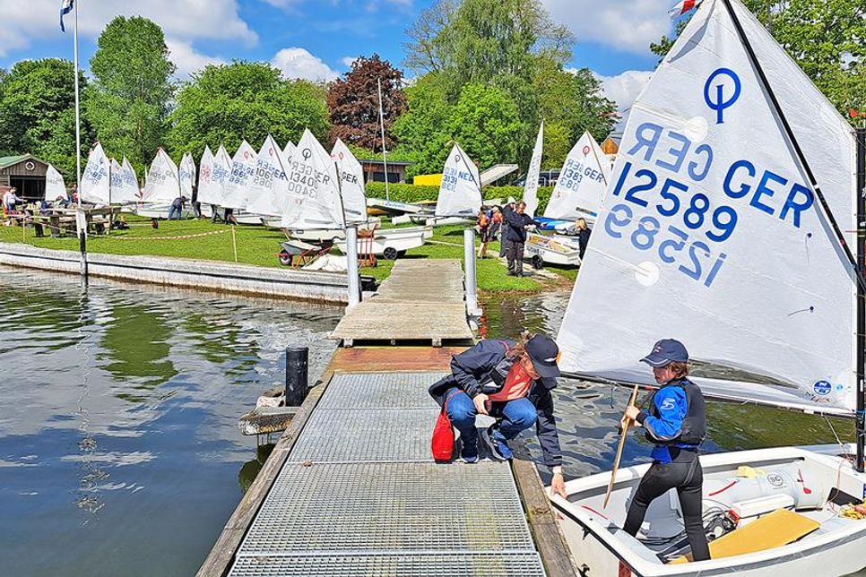 Der spätere Opti-C-Sieger Yves Poitiers aus Hamburg bereitet sich auf dem Start vor. Insgesamt wurden 30 Jollen im Bootshafen am Lanker See zu Wasser gelassen.