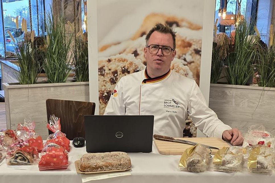 Brotsommelier Marco Holm vom Deutschen Brotinstitut bei der Stollenprüfung. Insgesamt bewertete er 20 Stollen.
