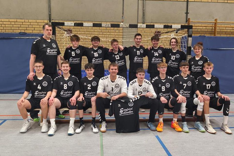 Das Steuerbüro Siegfried Schindler aus Neustadt hat die Jungs der männlichen B-Jugend der HSG Ostsee Neustadt/Grömitz mit einem neuen Trikotsatz ausgestattet.