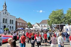 Zur Eröffnung war der Marktplatz mit vielen Besucherinnen und Besuchern des Festes bereits gut gefüllt.