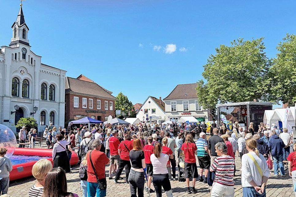 Zur Eröffnung war der Marktplatz mit vielen Besucherinnen und Besuchern des Festes bereits gut gefüllt.