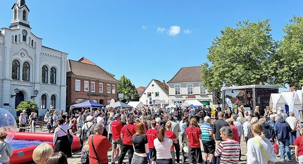 Zur Eröffnung war der Marktplatz mit vielen Besucherinnen und Besuchern des Festes bereits gut gefüllt.