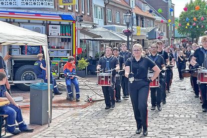 Der Spielmannszug Oldenburg auf dem Weg zur Eröffnung des Festes, wo er auch noch ein viel beachtetes, kleines Konzert spielte.
