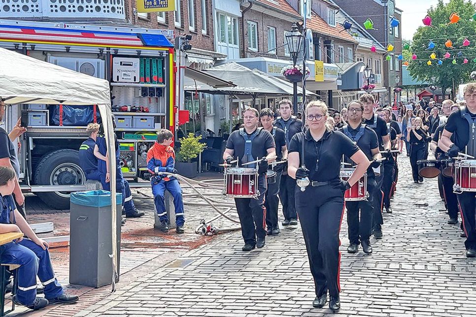 Der Spielmannszug Oldenburg auf dem Weg zur Eröffnung des Festes, wo er auch noch ein viel beachtetes, kleines Konzert spielte.