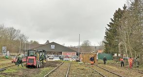 Der Verein Schienenverkehr hat die Haltestelle in Lütjenburg  einer gemeinschaftlichen Pflegeaktion unterzogen