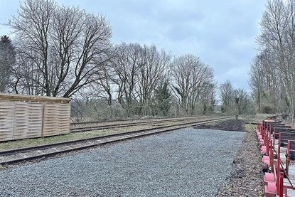 Der Verein Schienenverkehr hat die Haltestelle in Lütjenburg  einer gemeinschaftlichen Pflegeaktion unterzogen