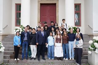 10 Schülerinnen und Schüler aus Hong Kong sind eine Woche lang zu Gast in der Europastadt Neustadt.