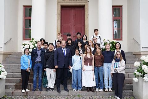 10 Schülerinnen und Schüler aus Hong Kong sind eine Woche lang zu Gast in der Europastadt Neustadt.