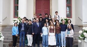 10 Schülerinnen und Schüler aus Hong Kong sind eine Woche lang zu Gast in der Europastadt Neustadt.