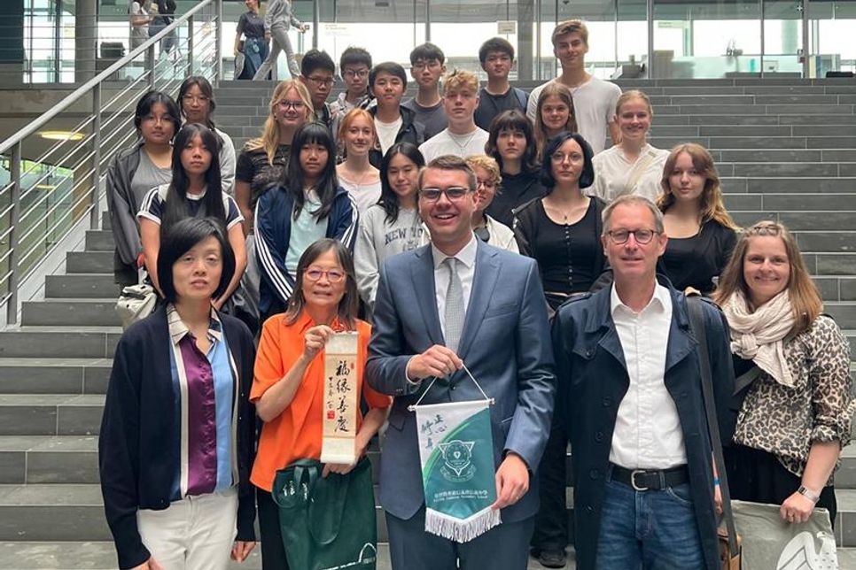 Ein gemeinsamer Ausflug führte alle Beteiligten nach Berlin, wo die Gruppe den Bundestag sowie den Bundestagsabgeordneten Sebastian Schmidt besuchte.
