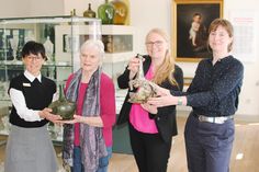 Sie zeigen zwei der drei geschenkten Flaschen aus dem 17. Jahrhundert (v.l.): Ruth Kühl (Fielmann-Filiale Plön), Hella Böhrens (Witwe des Sammlers Jürgen Böhrens), Julia Meyer (Leiterin Kreismuseum), Constanze Köster (Fielmann Museumsförderung).