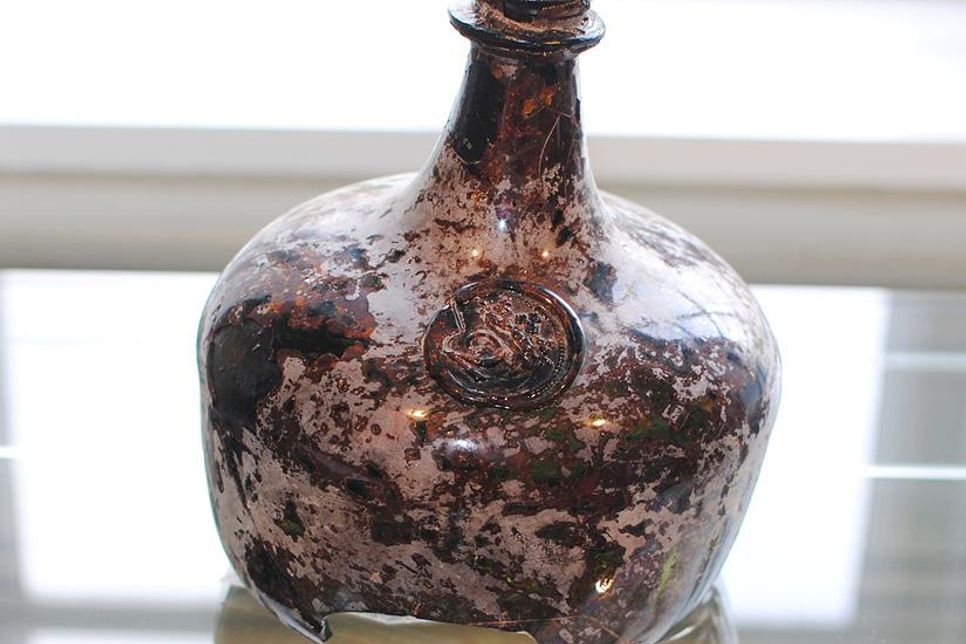 Eine Apothekerflasche, die ebenfalls in Hasselburg hergestellt. Das Siegel ist deutlich schlichter als das der beiden Weinflaschen. Es zeigt die Ziffer 2.