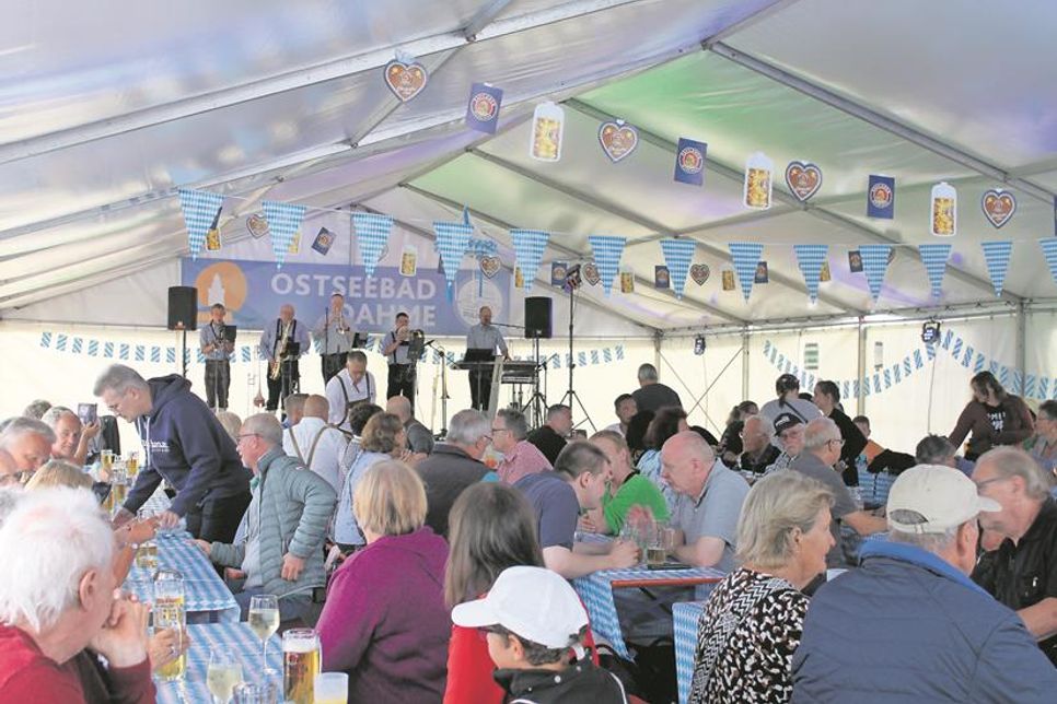 Gäste, die in Tracht kommen, erhalten ein Freigetränk vom Tourismusservice Dahme.