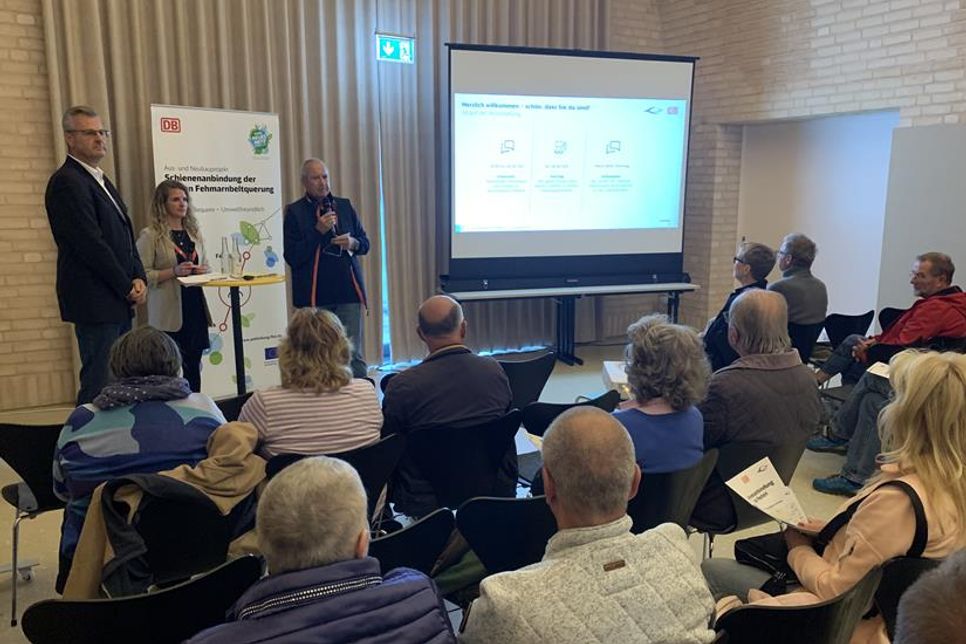 Roland Gantzke (lks.) und Lotta Kampmann von der Deutschen Bahn begrüßten zusammen mit Bürgermeister Hans-Peter Zink zahlreiche interessierte Besucher.