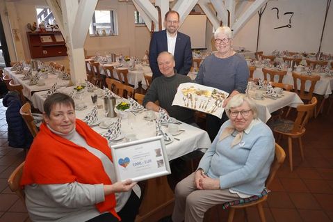 Spendenübergabe in der Gaststubes des Museumshofes mit Vorstandsmitglied Frauke Gehrt (lks.), Heinke Nitz (re.), Küchenchefin Christel Löhnert, (2. v. re.), Museumsleiter Eckhard Schulte (sitzend) und Stiftungsvorstand Dirk Wacker.
