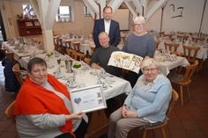 Spendenübergabe in der Gaststubes des Museumshofes mit Vorstandsmitglied Frauke Gehrt (lks.), Heinke Nitz (re.), Küchenchefin Christel Löhnert, (2. v. re.), Museumsleiter Eckhard Schulte (sitzend) und Stiftungsvorstand Dirk Wacker.